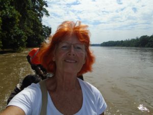 Zu sehen ist ein Selfie von Elke, wie sie im Einbaum-Boot auf dem Rio Napo unterwegs ist.
