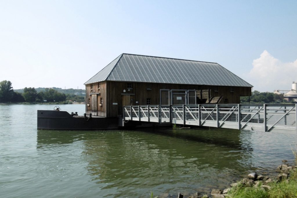 Schiffsmühle im Rhein - an einem langen Steg liegt dieses Schiffshaus im Rhein