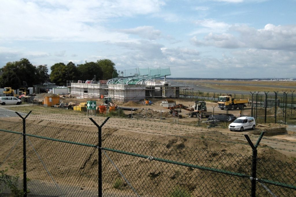 Baustelle fürs Terminal 3 - man sieht die Baufahrzeuge und das Entstehen eines Gebäudes