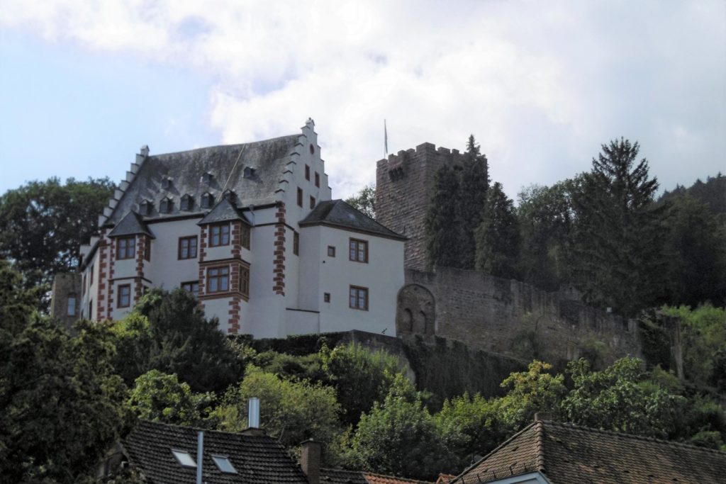 Schloss in Miltenberg. Am Berganstieg gelegenes weißes, prachtvolles Schloss.
