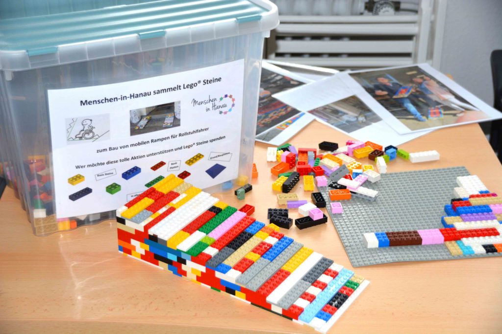 Eine Kiste und eine kleine Beispiel-Lego Rampe für die Aktion mobile Lego-Rampen