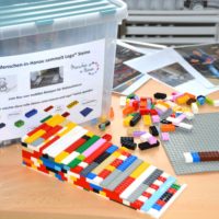 Eine Kiste und eine kleine Beispiel-Lego Rampe für die Aktion mobile Lego-Rampen