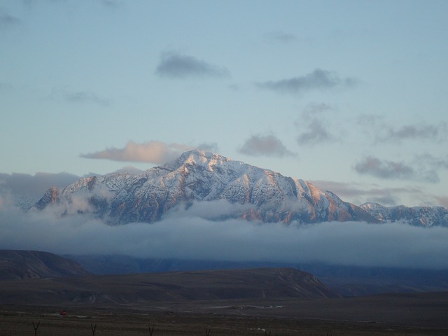 Malerische Natur - hier ein Berg umgeben von Wolken