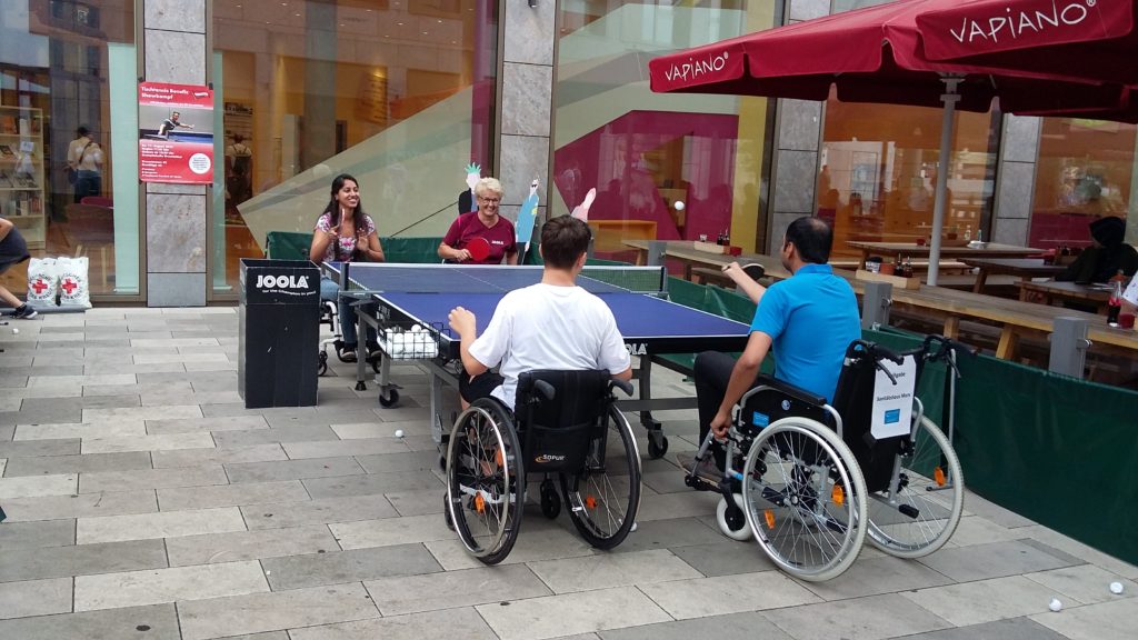 Vier Menschen im Rollstuhl spielen bei der Tischtennis-Schnupperaktion im FORUM HANAU Tischtennis