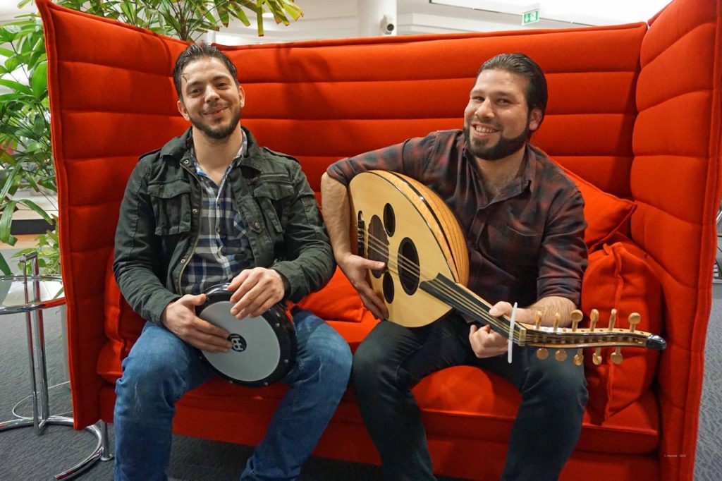 ..auch die Musiker Ahmed und Nour Aldin sind auf der roten Couch fotografiert worden.