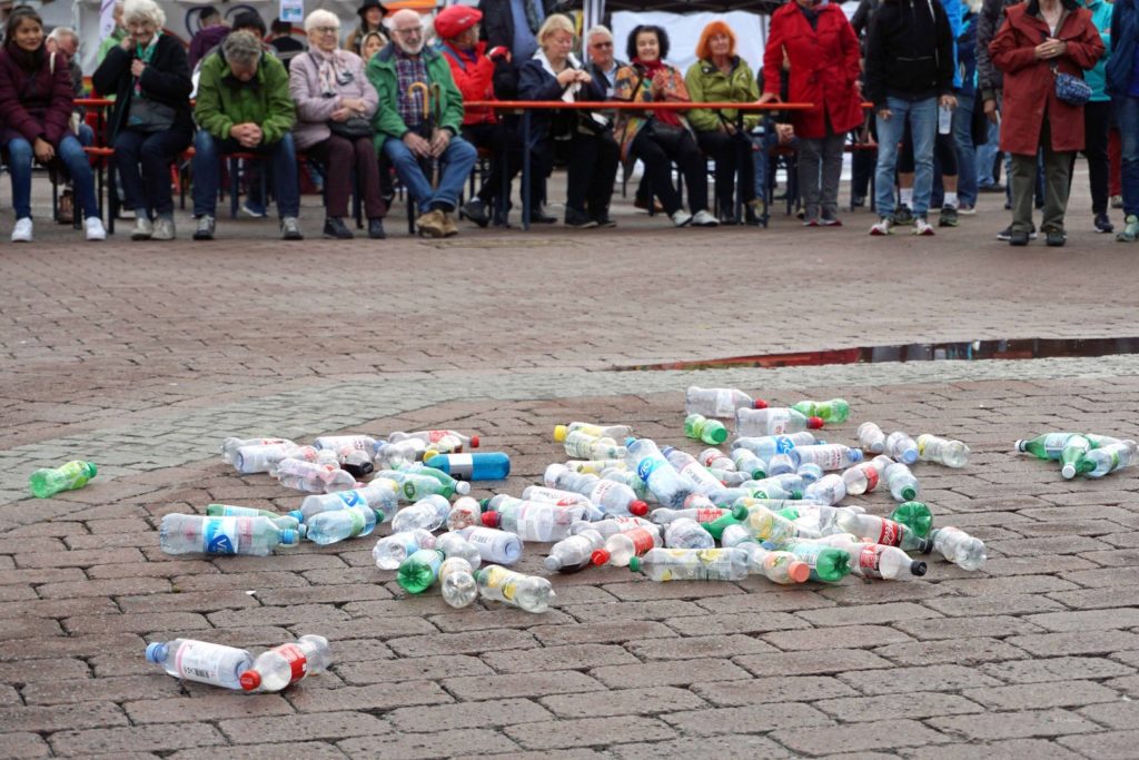 Start des offiziellen Parts: "Plogging" - Plastik aufsammeln beim Jogging. Ein gelber Sack mit leeren Plastikflaschen wurde auf dem Markt ausgeleert.