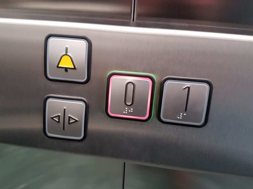 Sehr gutes Bedientableaut im Fahrstuhl: Ziffern stehen heraus, Tasten sind kontrastreich abgesetzt und Braille-Schrift ist vorhanden
