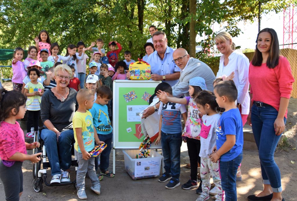 Start des großen Sammel-Wettbewerbs in der Brüder Grimm Kita. Auf dem Foto sind Rita Ebel von Menschen in Hanau, Oberbürgermeister Claus Kaminsky und Bürgermeister Axel Weiss-Thiel sowie zahlreiche Kinder.