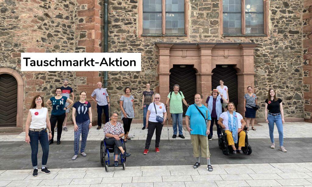Das Team vom 1. Tauschmarkt in Hanau. Mit Abstand und Corona-konform vor der Wallonisch-Niederländischen Kirche fotografiert.