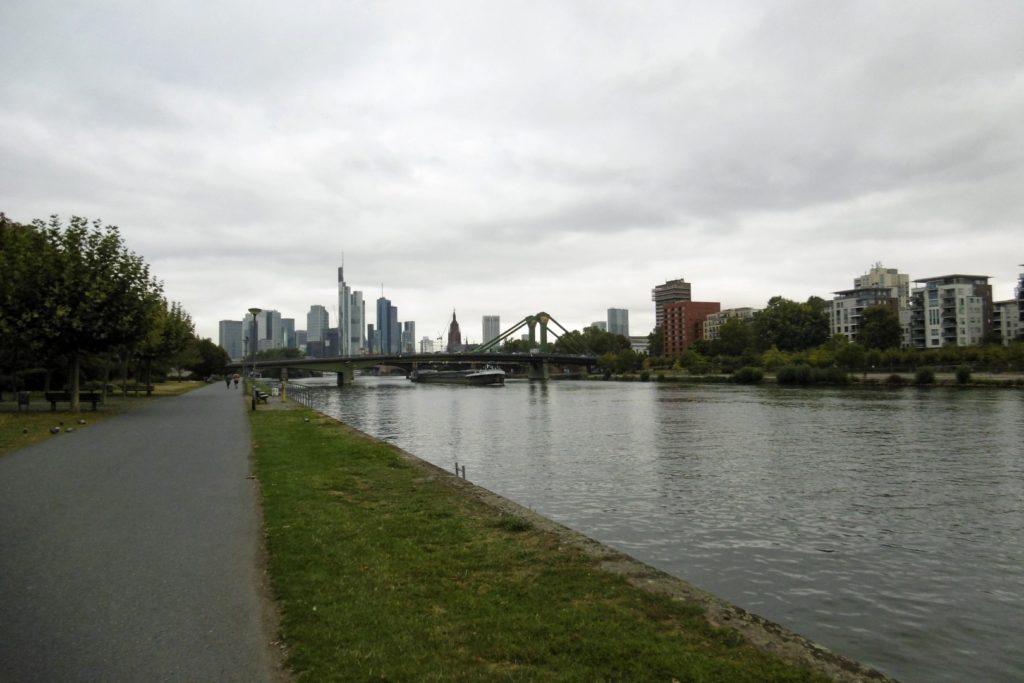 Die Skyline von Frankfurt, rechts zu sehen der Main.