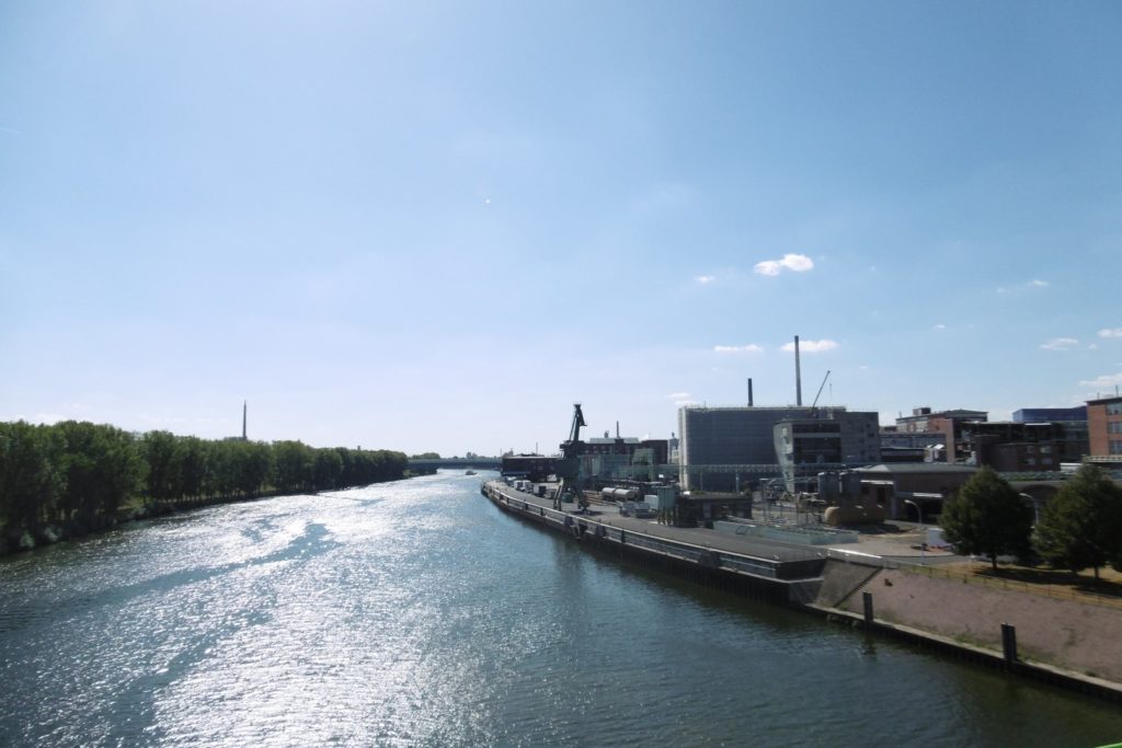 Blick von der Leunabrücke - rechts entlang des Mains ist der Industriepark Höchst zu sehen