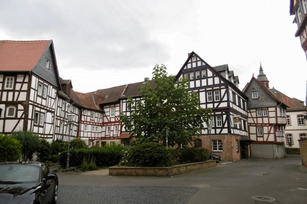 Fachwerkhäuser in Büdingen - in der Mitte steht ein schöner Baum