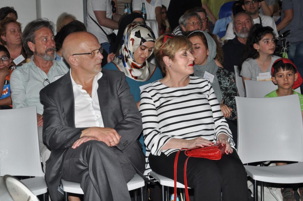 Hier sieht man Bürgermeister Weiss-Thiel und Stadtverordnetenvorsteherin Funck in Nahaufnahme im Publikum. Sie hören aufmerksam zu bei der Blumenaktion der "Menschen in Hanau".
