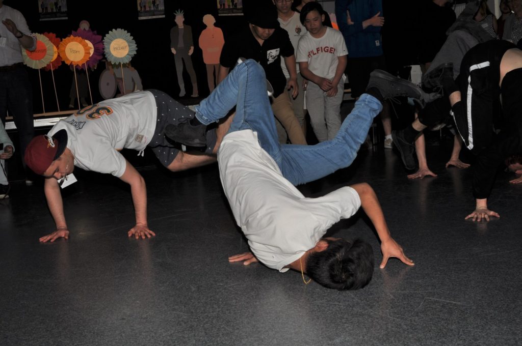Hier im Bild akrobatische Höchstleistung von zwei anderen Jugendlichen Breakdancern.