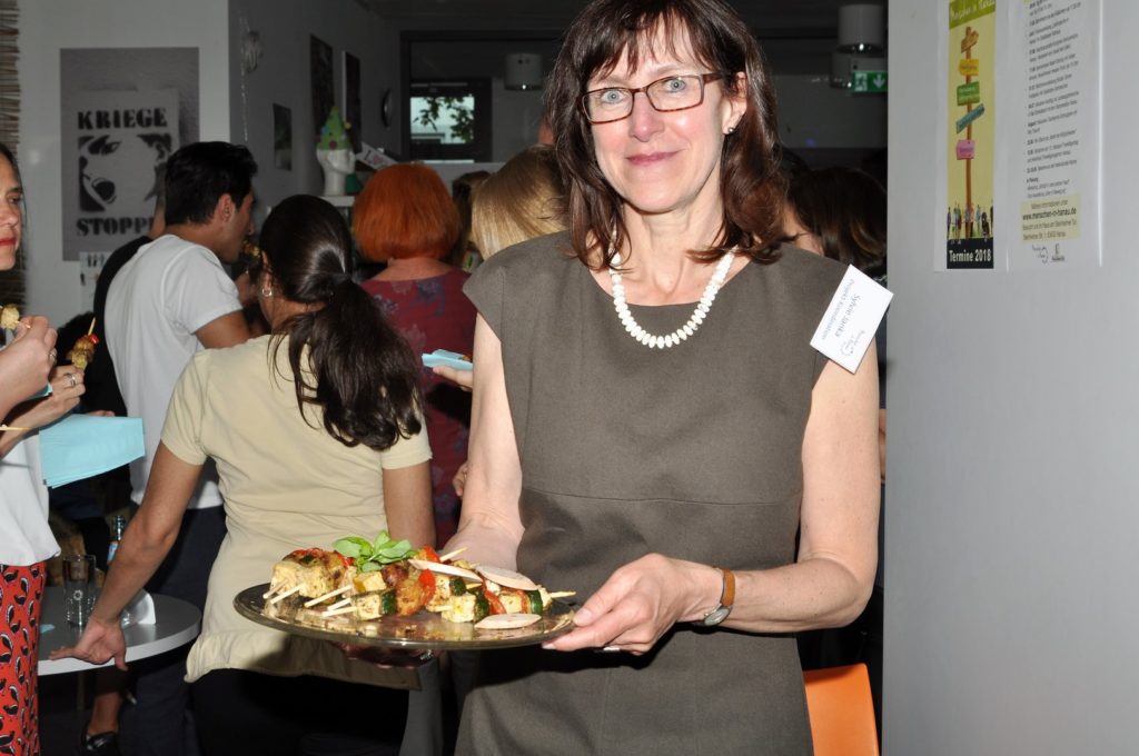 Das fliegende Buffet wurde nach den offiziellen Teilen eröffnet. Da Foto zeigt Sylvie mit einer Platte voller veganer Köstlichkeiten.