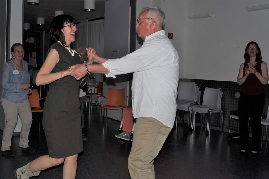 Das Bild zeigt Sylvie und Ralf auf der Tanzfläche zu Musik von DJ Kai Caspar.