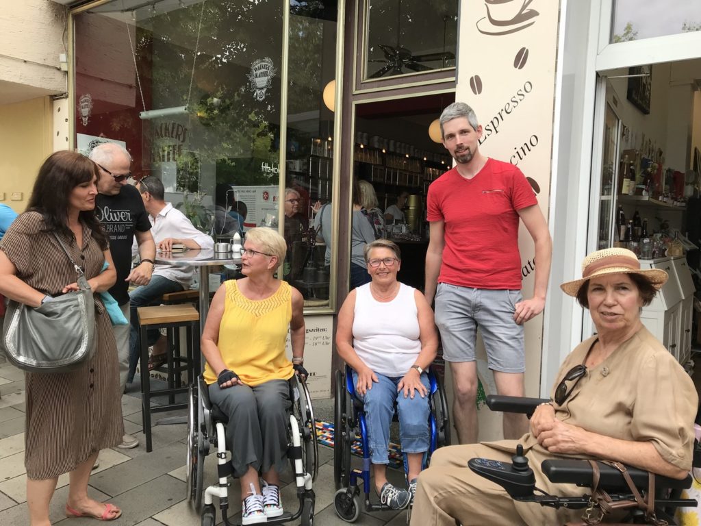 Übergabe der Rampe an die Brasini Caffe Bar: Rita, Marianne (+Freundin) und Daniel stehen mit einer Vertreterin der Presse vor dem Café.