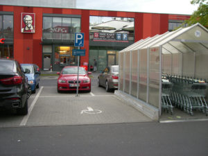 Postcarree Parkplatz zwischen Rossmann und Apotheke