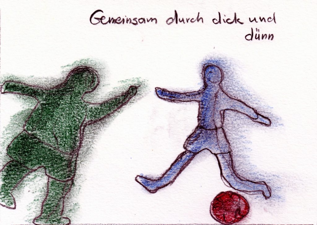Ein dicker und ein dünner Mann in grün beziehungsweise blau spielen mit einem roten Fußball