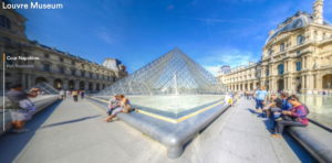 Das Bild zeigt einen Screenshot der Webseite, auf der verschiedene 360° Touren gemacht werden können. Zu sehen ist die berühmte Glaspyramide.