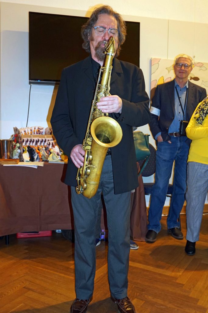 Daniel Guggenheim spielt auf seinem Saxophon