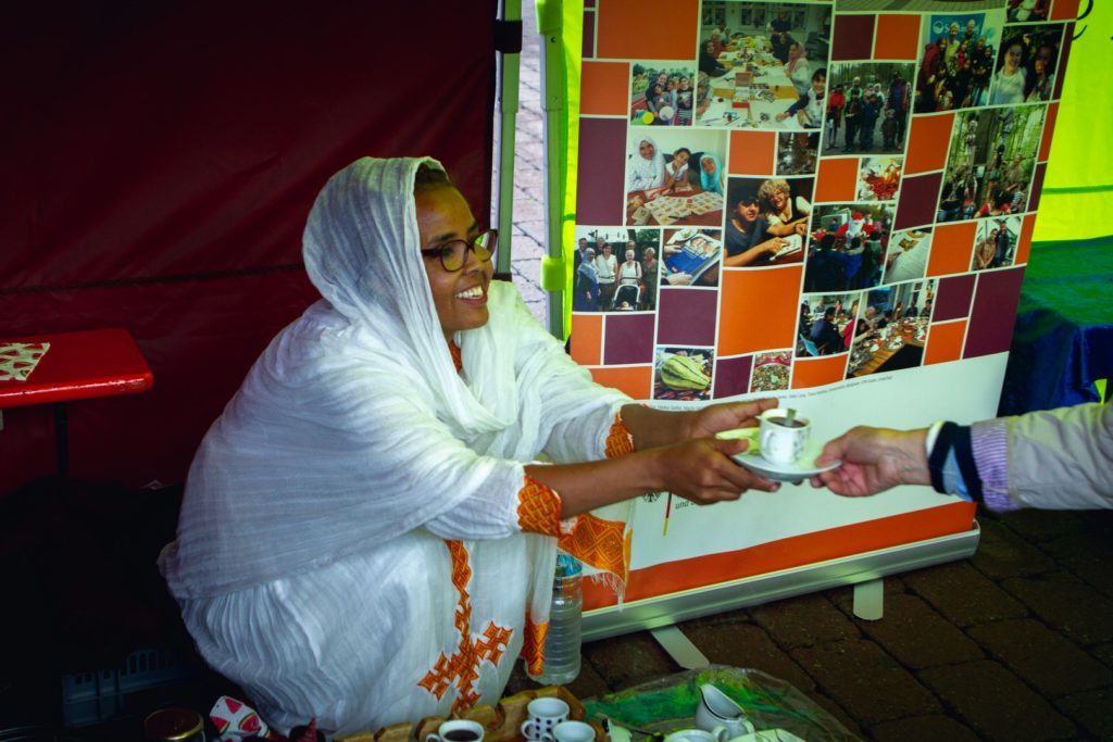 Eritreische Kaffeezeremonie beim Seniorenbüro.