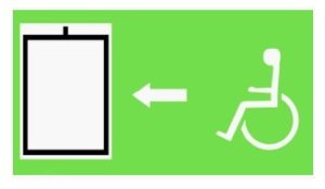 Hinweisschild Evakuierungsaufzug; Rechts ist ein Rollstuhlfahrer dargestellt. Ein Pfeil zeigt von ihm nach links zu einem Aufzug.