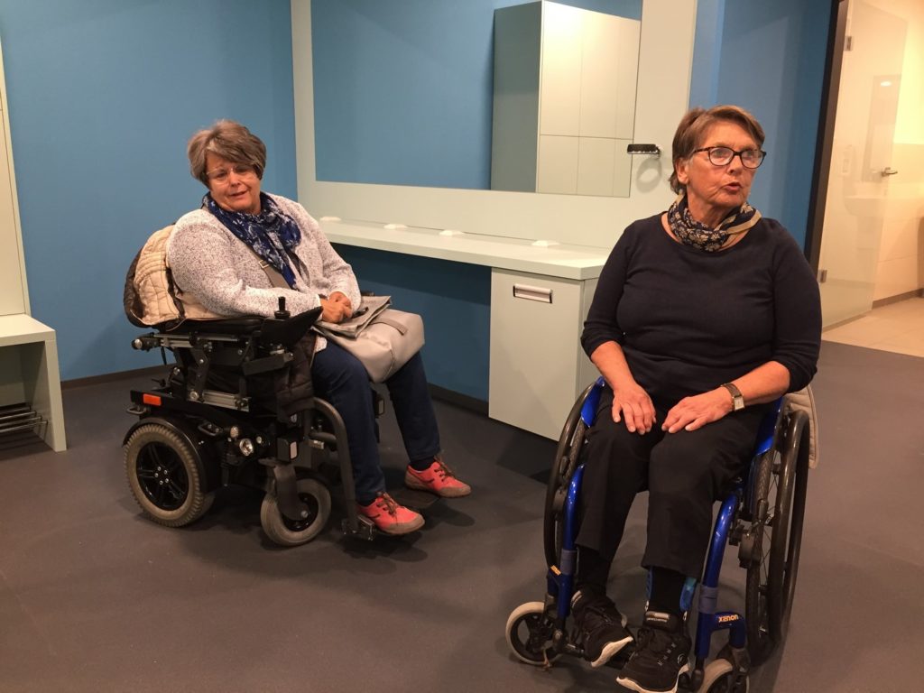 Gaby und Marianne im Umkleidebereich. Alles ist auf die Bedürfnisse von Menschen im Rollstuhl abgestimmt.