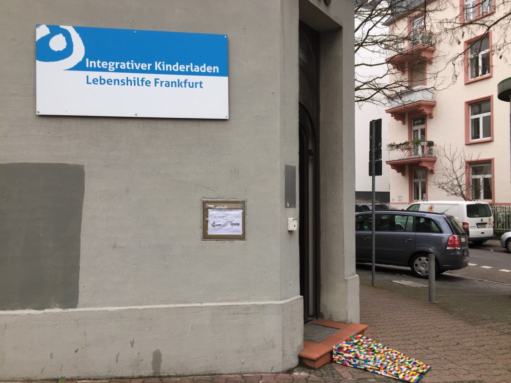 Kinderladen der Lebenshilfe Frankfurt nun barrierefrei. Man sieht den Eingangsbereich mit dem Logo der Lebenshilfe und der Rampe vor dem Eingang.