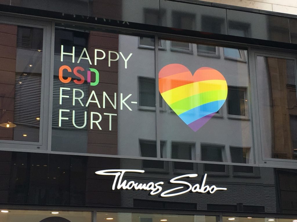Auch die Geschäfte vor Ort wünschen einen 'Happy CSD'. Hier gezeigt Thomas Sabo mit einem großen Herz in Regenbogen-Farben.