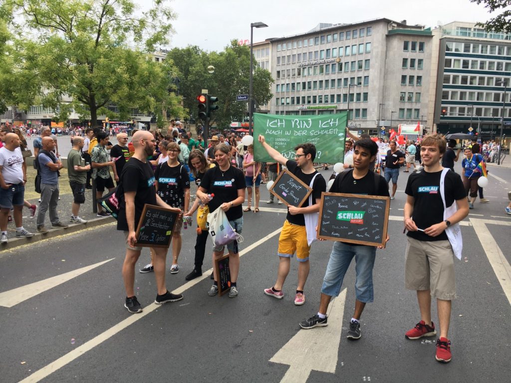 Die Laufgruppe von Schlau Frankfurt. Sie halten Schilder, auf denen Botschaften stehen. Zum Beispiel: Es gibt mehr als zwei Geschlechter.