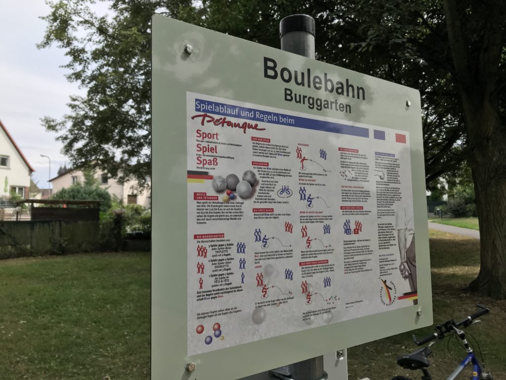 Boulebahn Burggarten Steinheim - das Bild zeigt die Beschriftungstafel mit den Regeln