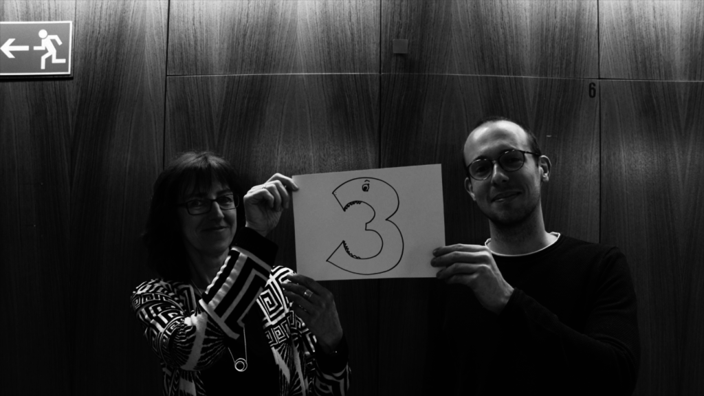Das Foto zeigt Sylvie und Julian, die beim Countdown zum Live-Gang der Webseite die 3 zeigen.