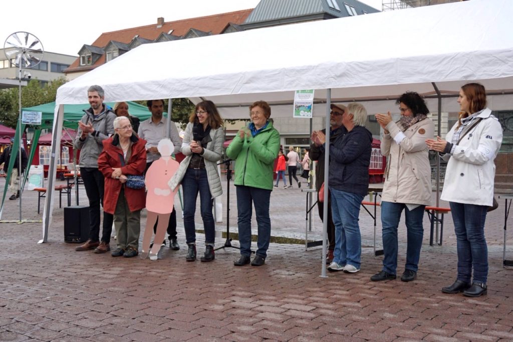 1. Demokratie-RAUM in Hanau. Die engagierten Organisatoren stehen unter dem Zelt und eröffnen den ersten Demokratie-RAUM in Hanau.