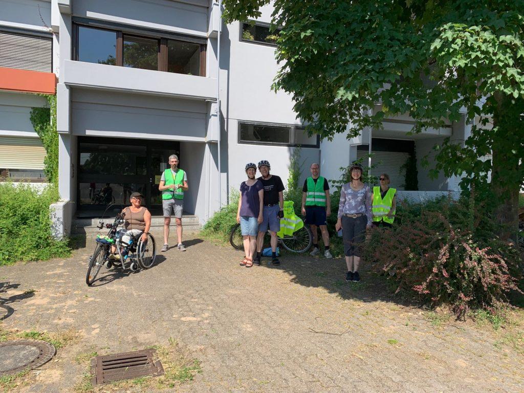 Auf dem Bild sind 8 Personen zu erkennen, wie sie am Altenzentrum in Rodenbach auf den Start warten. Manche tragen auffällige Westen.
