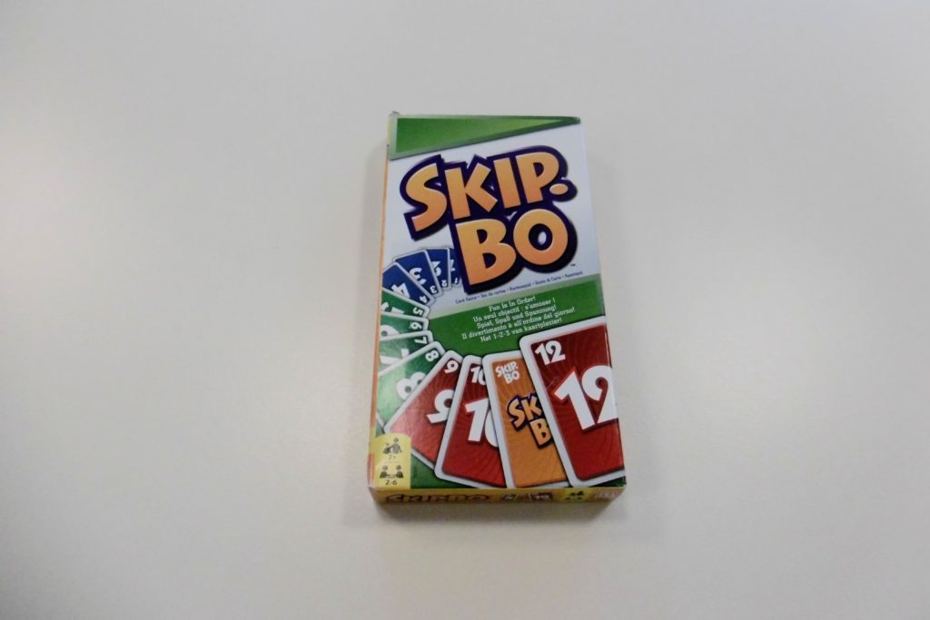 Skip-Bo Kartenspiel. Gezeigt ist die Umverpackung der Spiels.
