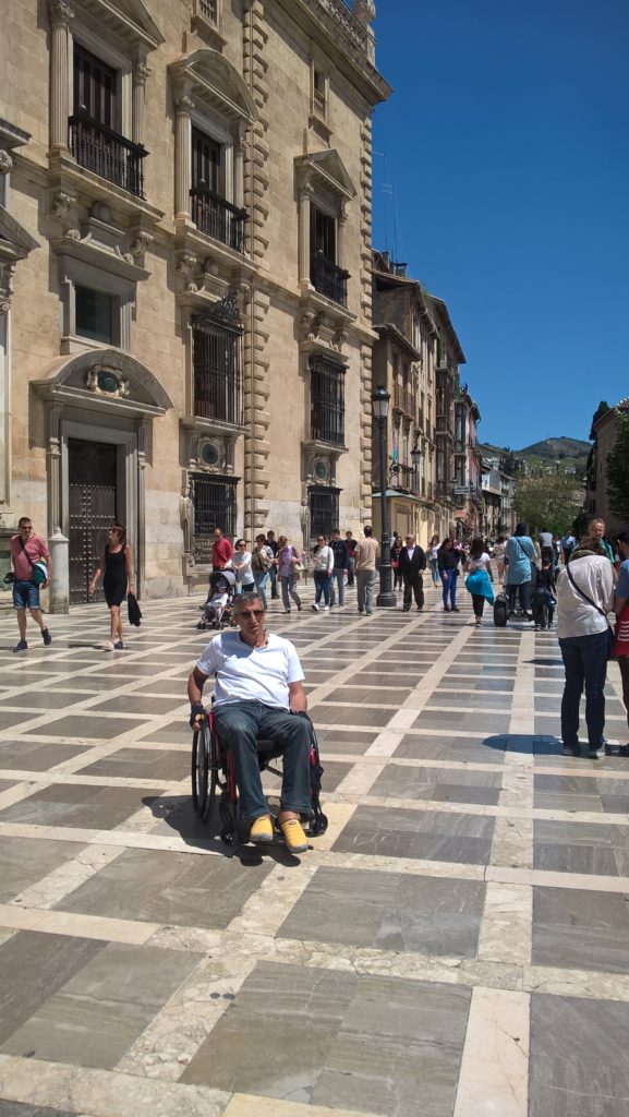 Jürgen im Rollstuhl sitzend in Sevilla