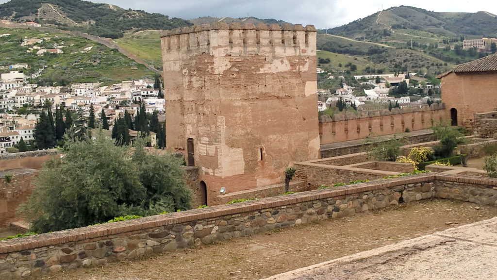 Bild von einem Turm mit Stadt im Hintergrund in der Alhambra