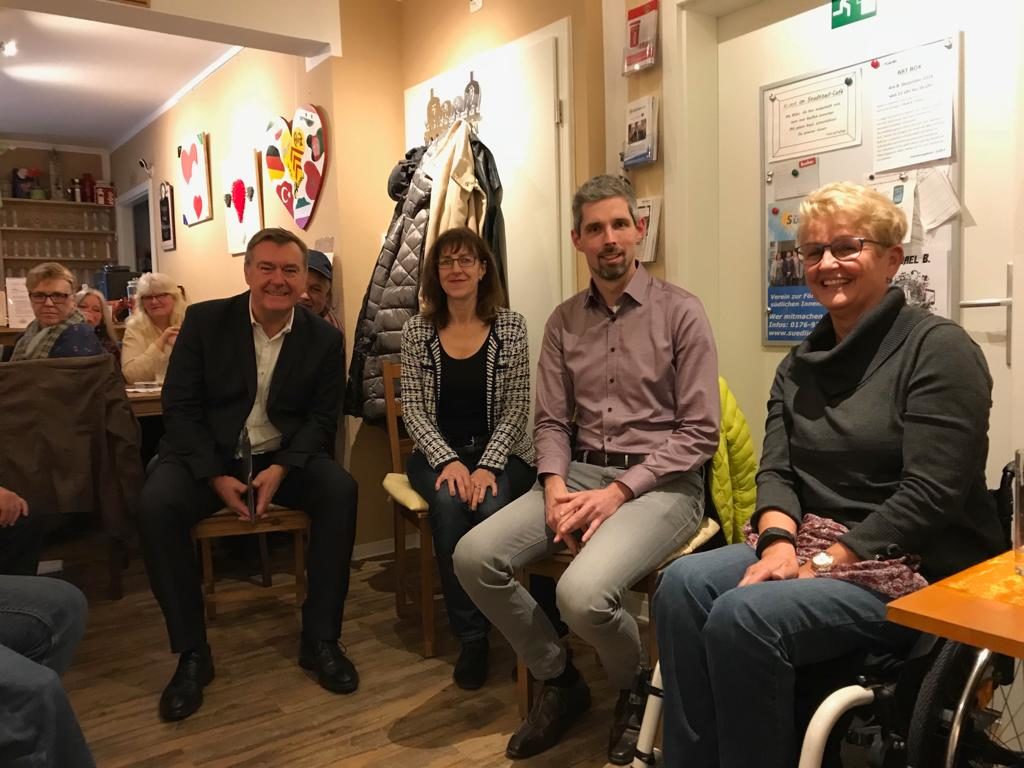 Ein kleines Sitz-Gruppenfoto für "Menschen in Hanau". Zu sehen sind der Oberbürgermeister, Sylvie Janka, Daniel Neß und Rita Ebel.