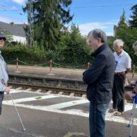 Am Bahngleis Großauheim ist ein Übergang, der für Rollstuhlfahrende und Menschen mit Sehbehinderung zur Gefahr werden kann.