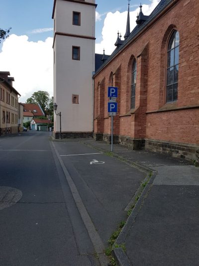 Behindertenparkplatz (1 Stellplatz) &#8211; Kirchstraße 22 / vor der kath. Kirche St. Nikolaus, 63456 Hanau &#8211; Steinheim