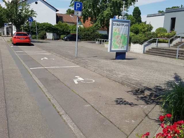 Behindertenparkplatz (2 Stellplätze) – Ludwigstraße 67 / vor der Kulturhalle Steinheim, 63456 Hanau – Steinheim