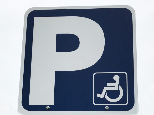 Behindertenparkplatz (2 Stellplätze) – Alter Kahler Weg 1 / Limesschule, 63457 Hanau – Großauheim
