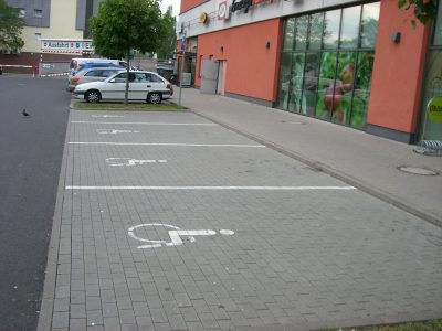 Behindertenparkplatz (4 Stellplätze) &#8211; Am Steinheimer Tor / vor Haus Nr. 3 (= Bioladen-Filiale &#8220;denn&#8217;s&#8221;), 63450 Hanau