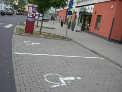 Behindertenparkplatz (3 Stellplätze) &#8211; Am Steinheimer Tor / vor Haus Nr. 5, 63450 Hanau (= &#8220;Postcarré-Apotheke&#8221;)