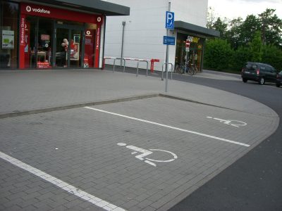 Behindertenparkplatz (3 Stellplätze) &#8211; Am Steinheimer Tor / vor Haus Nr. 7 (= Höhe Aldi-Filiale, Mrs. Sporty bzw. Vodaphone-Shop), 63450 Hanau