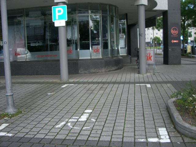 Behindertenparkplatz (1 Stellplatz) – Röderstraße / Höhe “Amberg-Haus” (= Büro- und Geschäftsgebäude), 63450 Hanau
