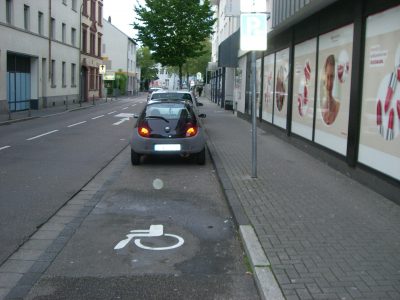 Behindertenparkplatz (mehrere Stellplätze) &#8211; Leimenstraße 20 (= Parkplatzanlage Klinikum Hanau GmbH -zwischen Gebäude A und K), 63450 Hanau