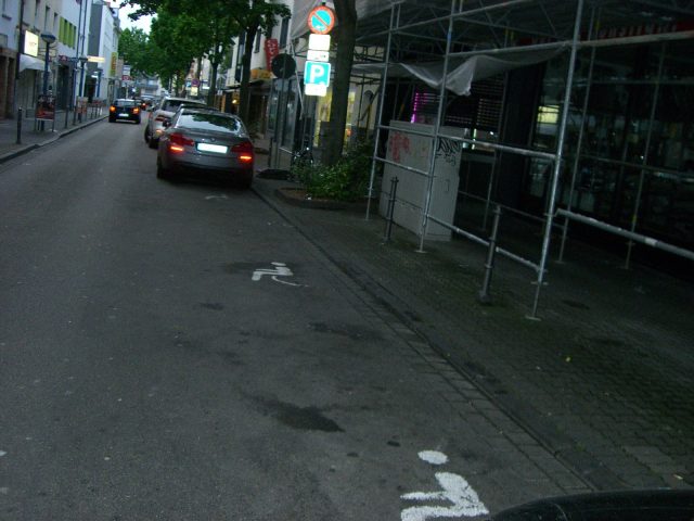 Behindertenparkplatz (1 Stellplatz) – Hirschstraße / Höhe Eingang Kassenautomat Parkhaus Nürnberger Straße ( bzw. gegenüber vom Asia-Restaurant Changi), 63450 Hanau