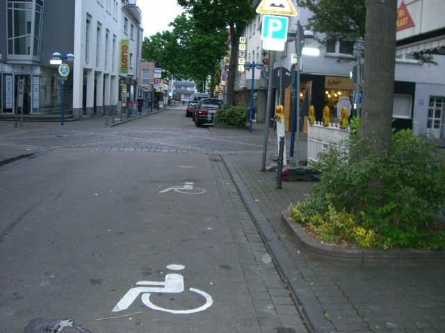 Behindertenparkplatz (2 Stellplätze) – Hirschstraße / Höhe Haus Nr. 10 (= Mc Plast – Haushaltswaren), 63450 Hanau